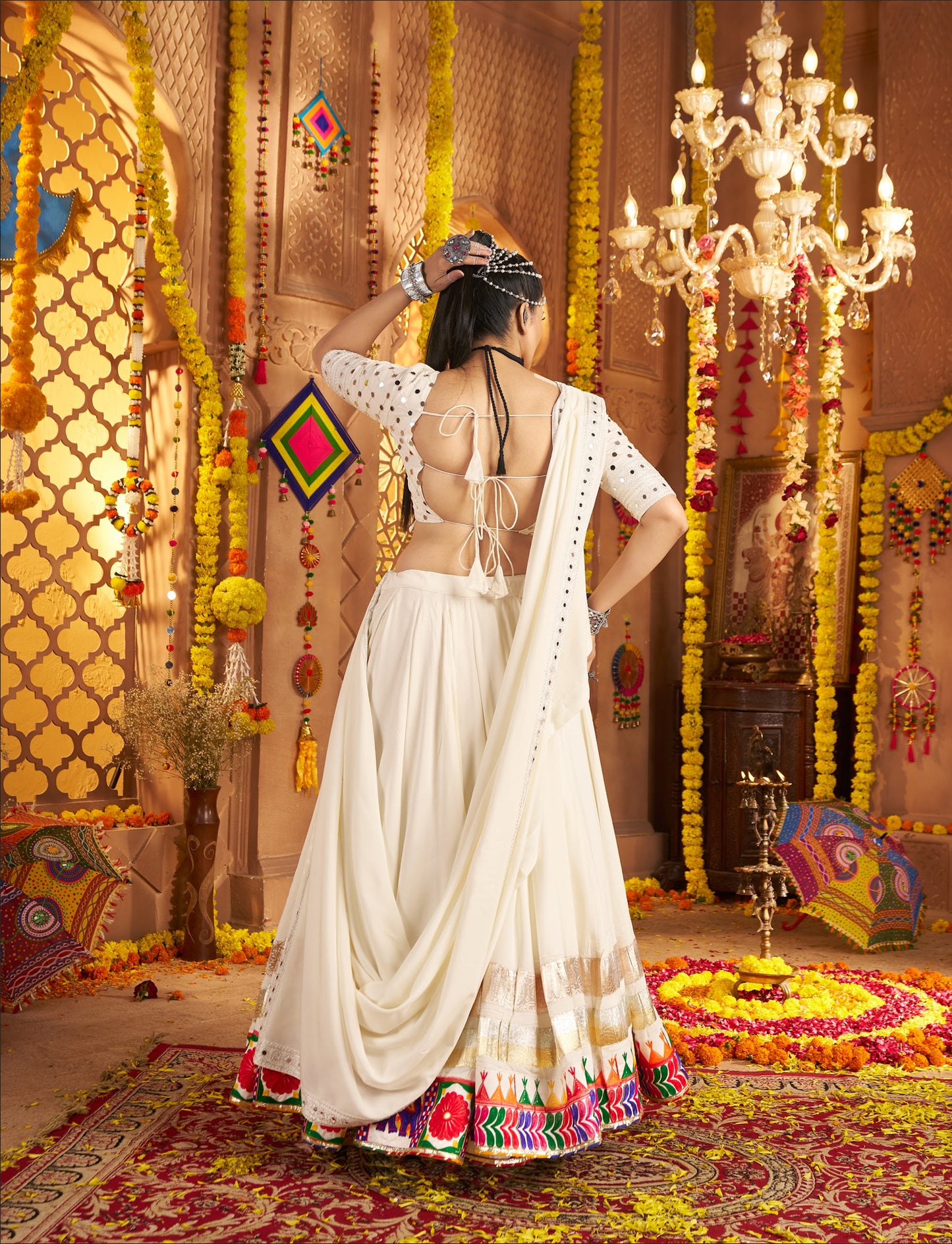 Lehenga festif de Navratri blanc multicolore broderies en viscose rayon et travail de miroirs