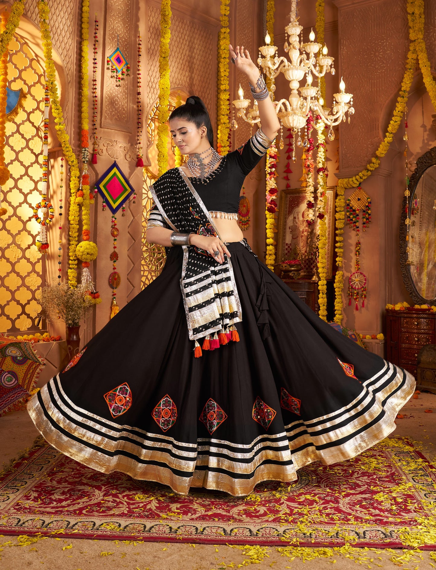 Lehenga festif de Navratri noir broderies en viscose rayon et georgette