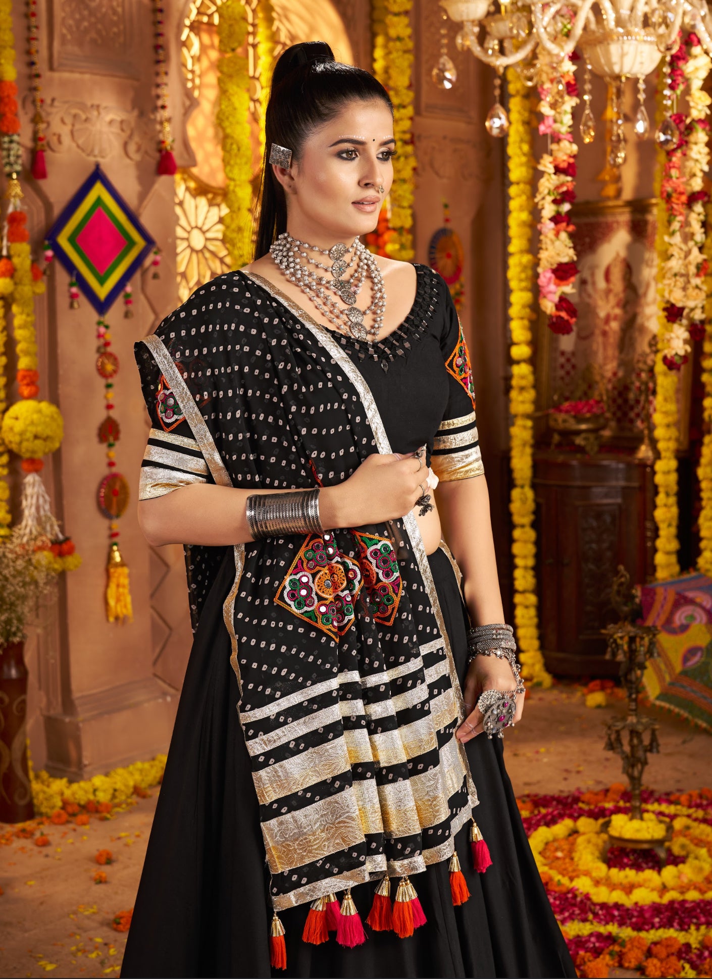 Lehenga festif de Navratri noir broderies en viscose rayon et georgette