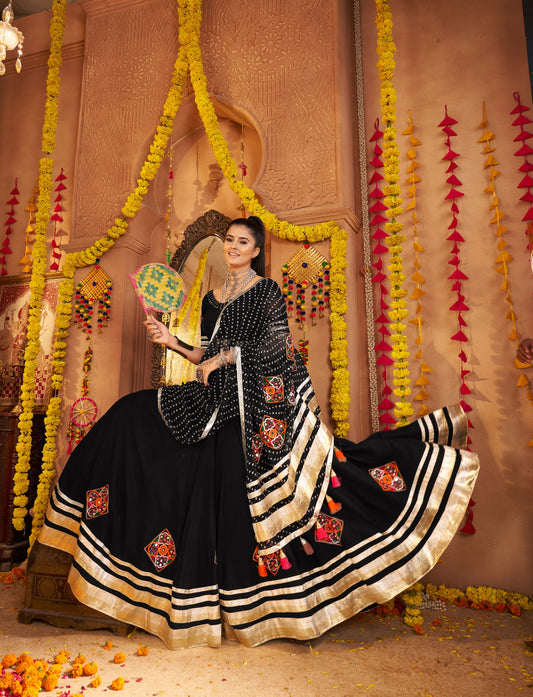 Lehenga festif de Navratri noir broderies en viscose rayon et georgette