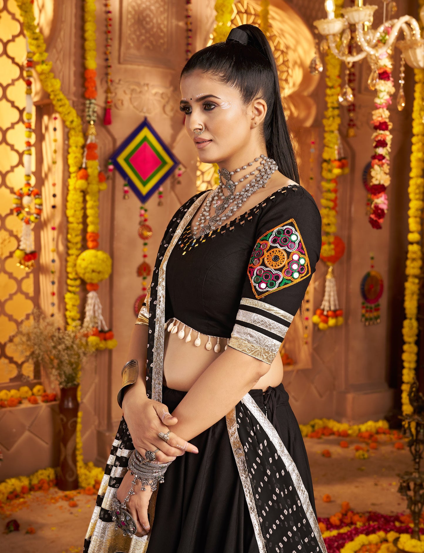 Lehenga festif de Navratri noir broderies en viscose rayon et georgette