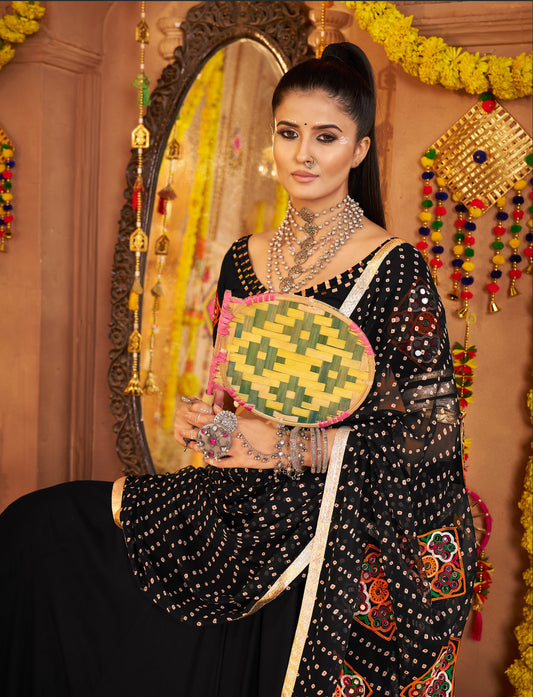 Lehenga festif de Navratri noir broderies en viscose rayon et georgette