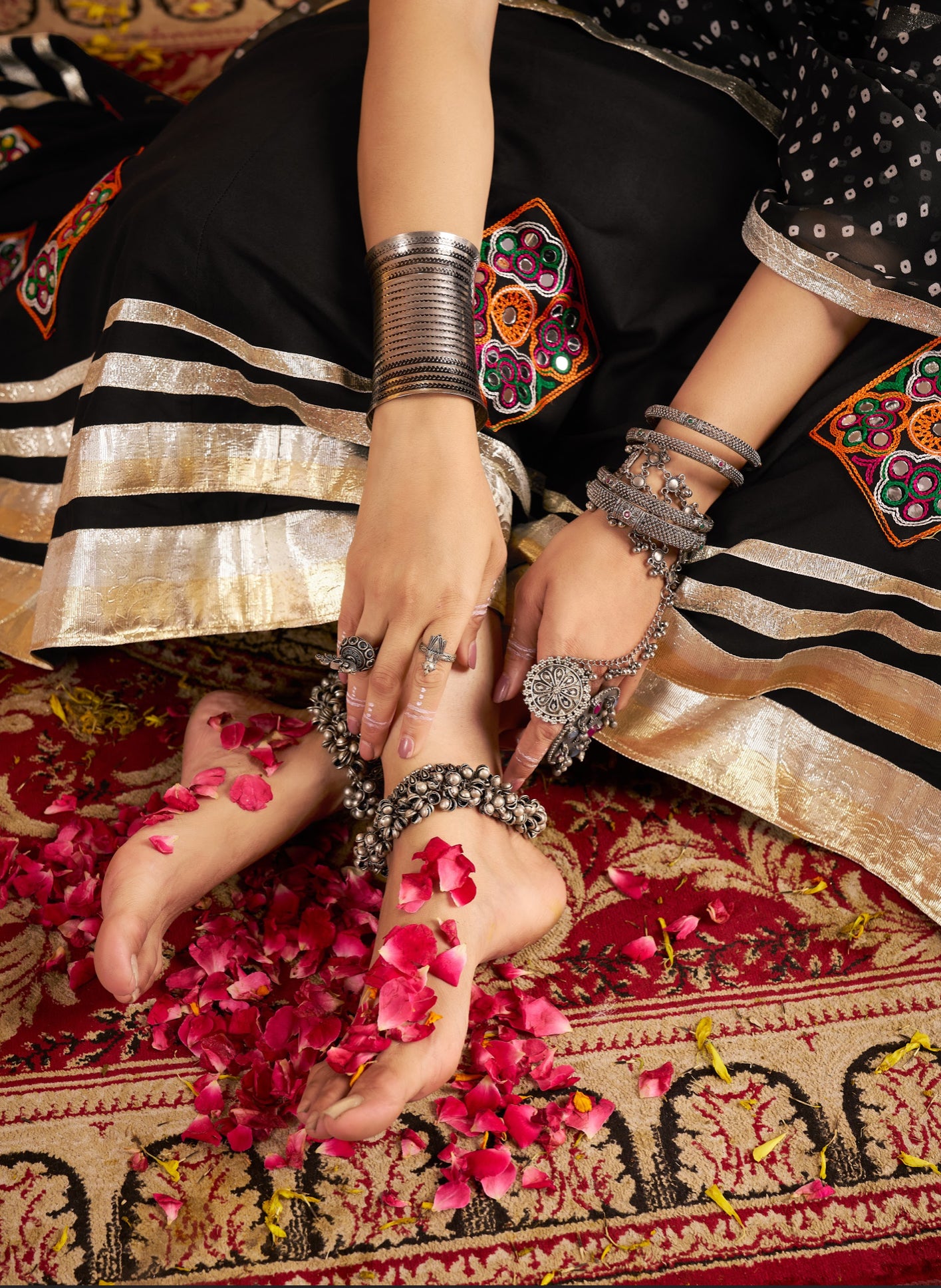 Lehenga festif de Navratri noir broderies en viscose rayon et georgette