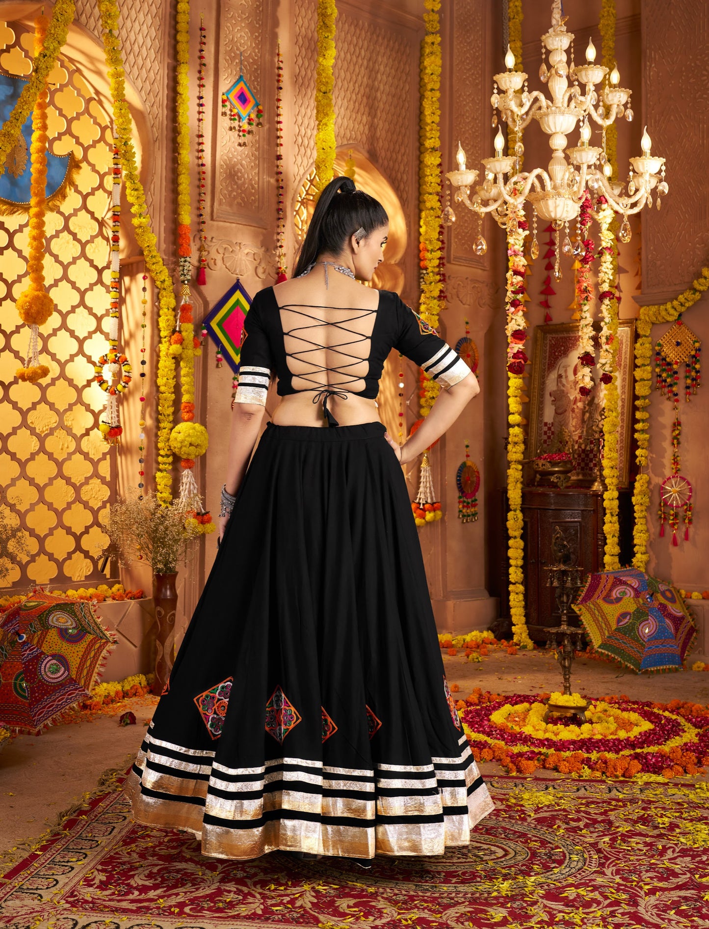 Lehenga festif de Navratri noir broderies en viscose rayon et georgette