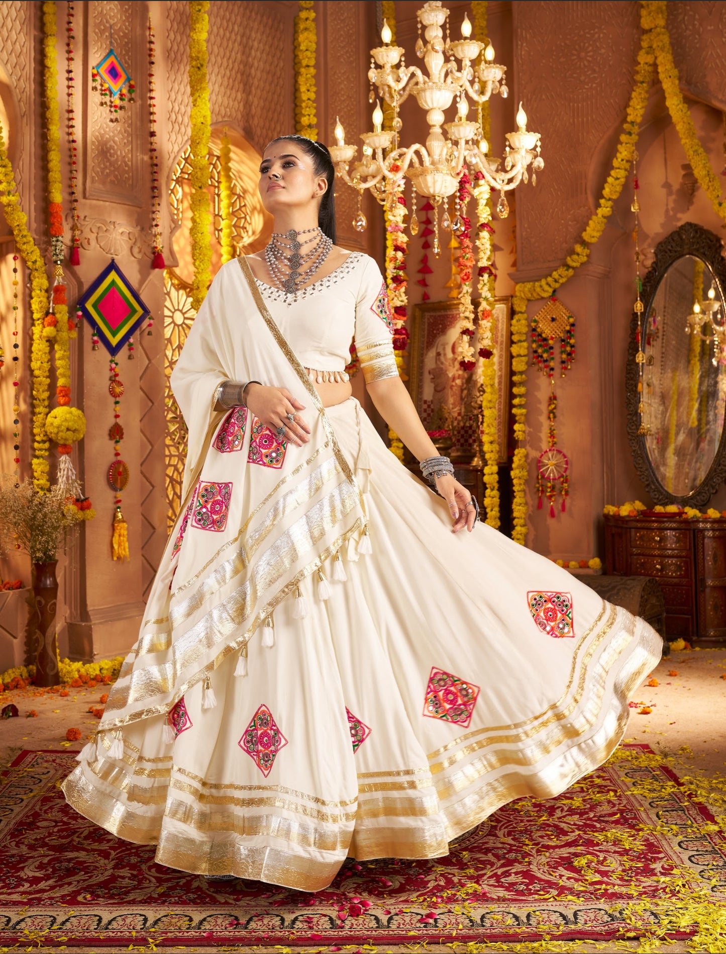 Lehenga festif de Navratri blanc broderies en viscose rayon et dentelle kodi