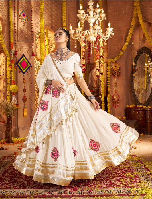 Lehenga festif de Navratri blanc broderies en viscose rayon et dentelle kodi