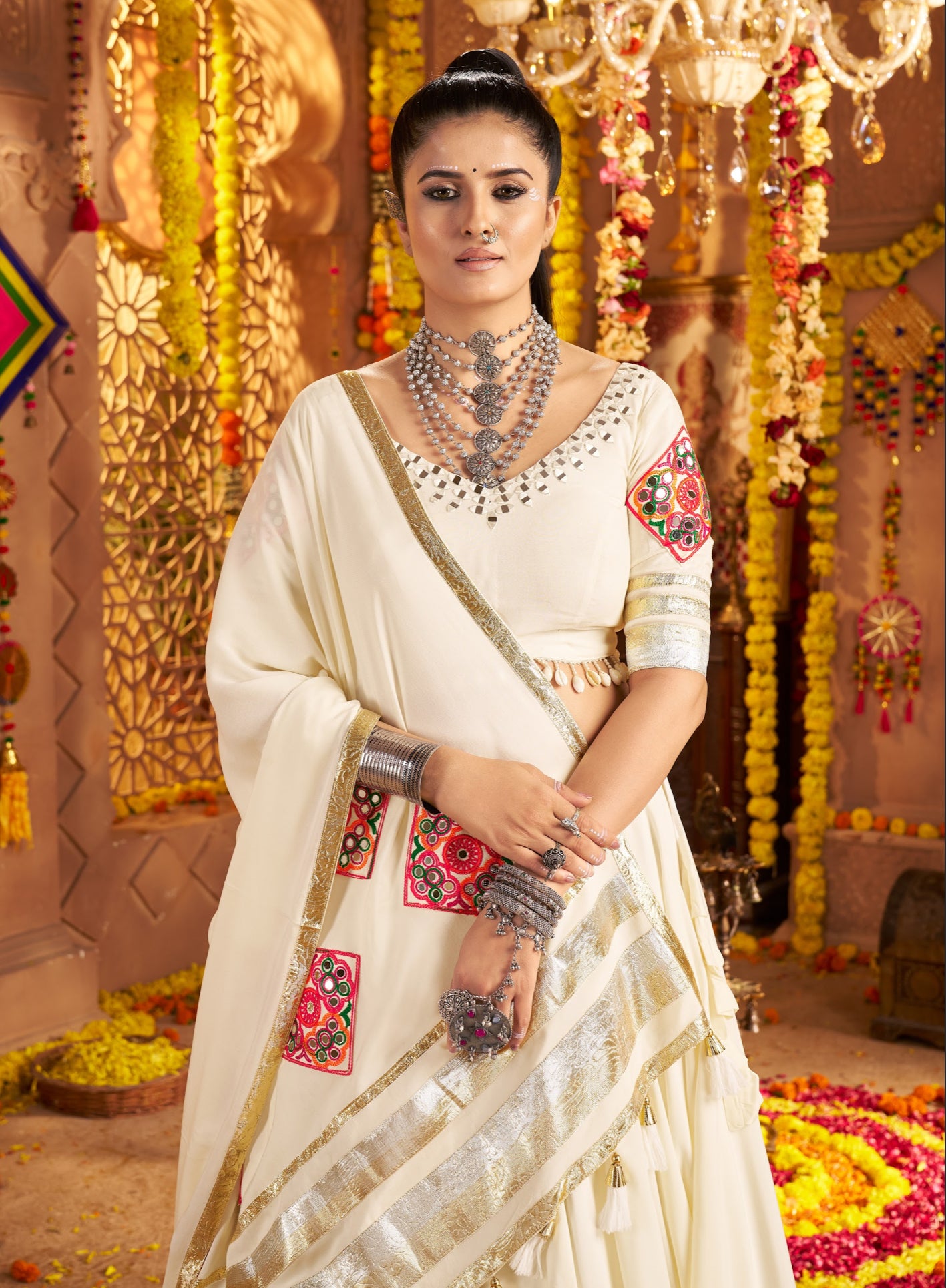 Lehenga festif de Navratri blanc broderies en viscose rayon et dentelle kodi