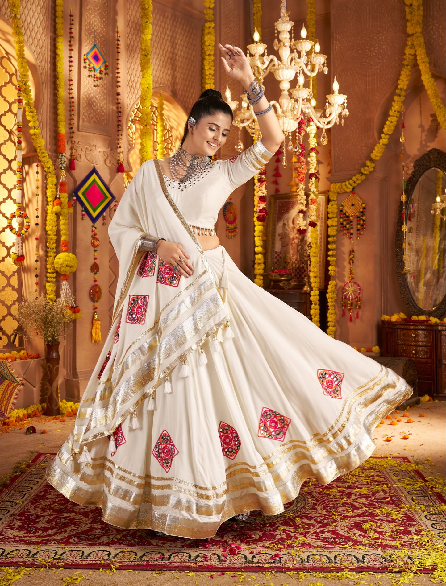 Lehenga festif de Navratri blanc broderies en viscose rayon et dentelle kodi