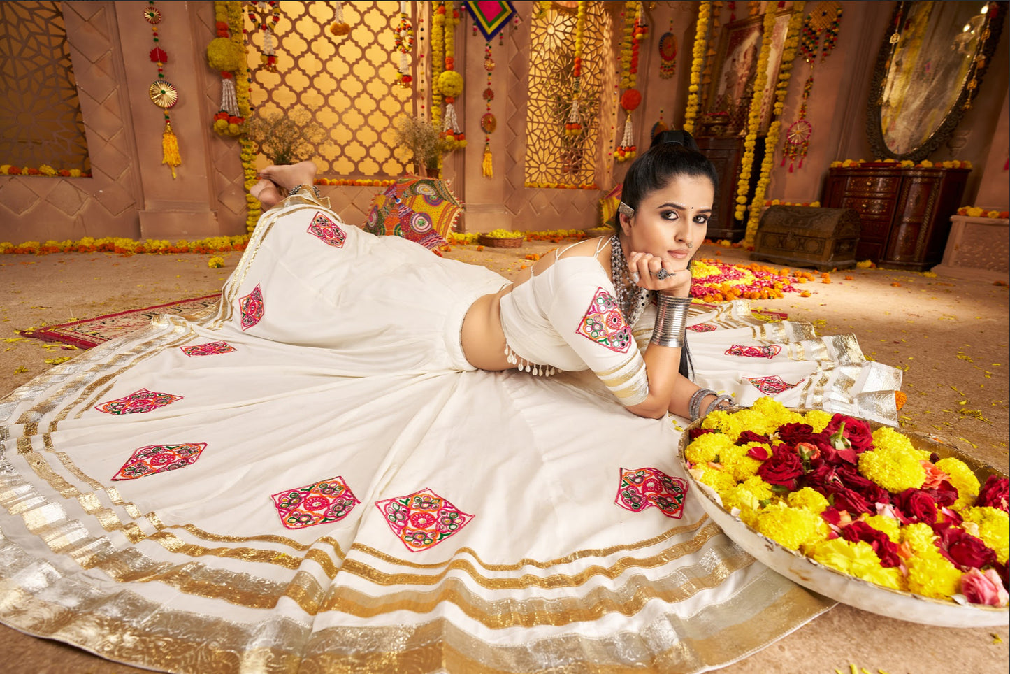 Lehenga festif de Navratri blanc broderies en viscose rayon et dentelle kodi