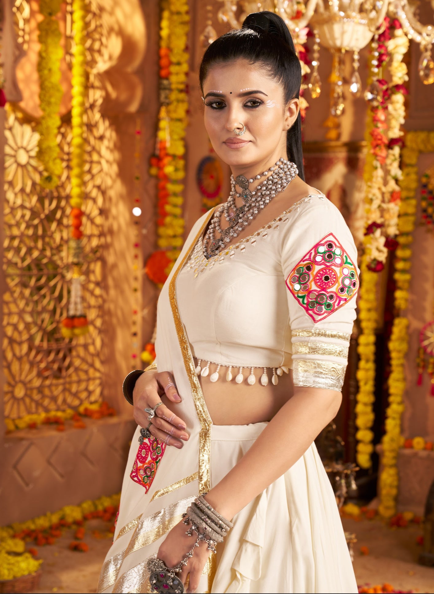 Lehenga festif de Navratri blanc broderies en viscose rayon et dentelle kodi