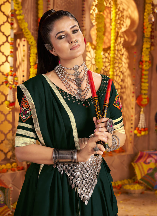 Lehenga festif de Navratri vert foncé broderies en viscose rayon et dentelle kodi