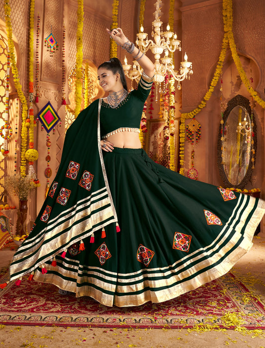 Lehenga festif de Navratri vert foncé broderies en viscose rayon et dentelle kodi