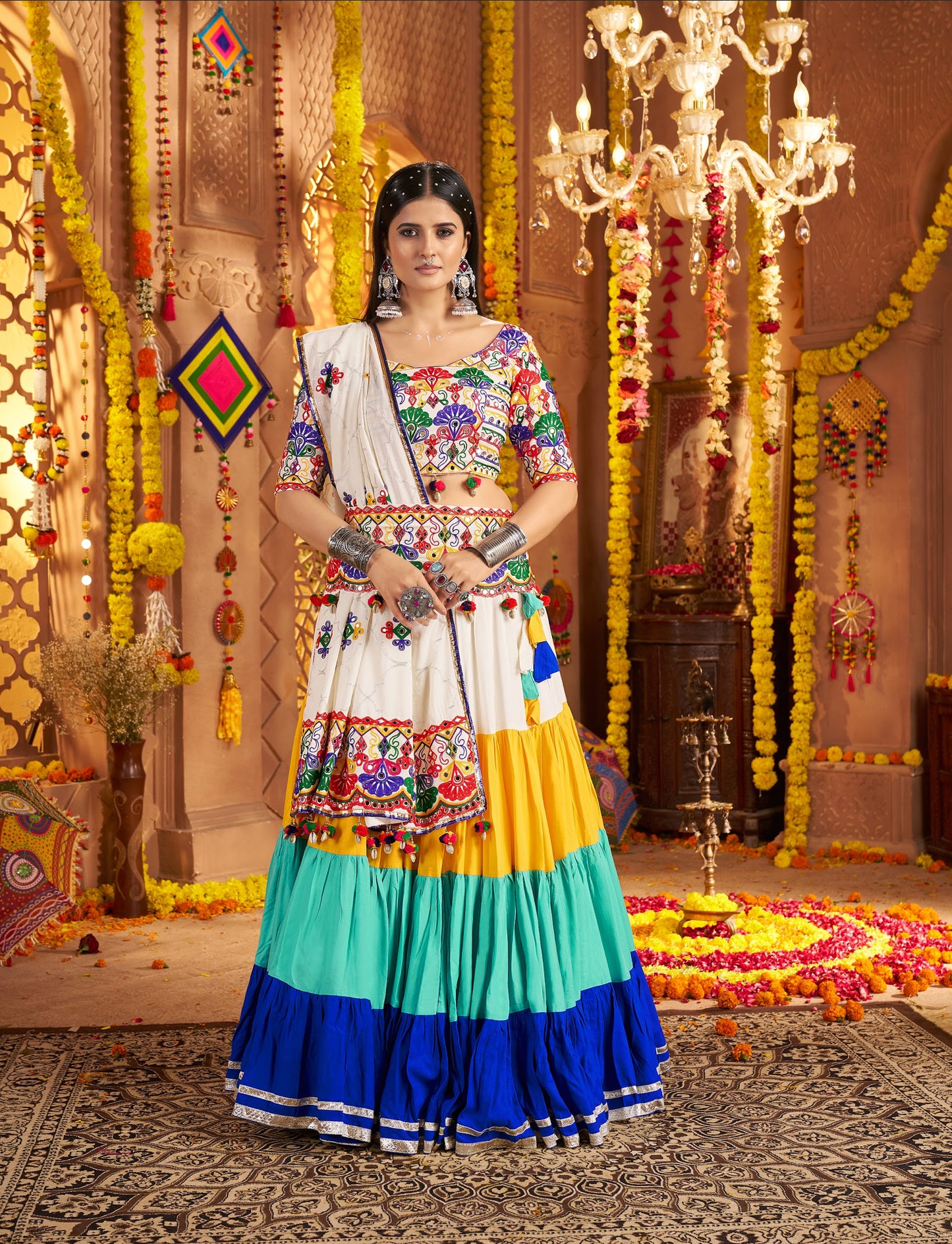 Lehenga spécial de Navratri blanc, jaune et bleu multicolore en viscose rayon avec ceinture brodée de miroirs