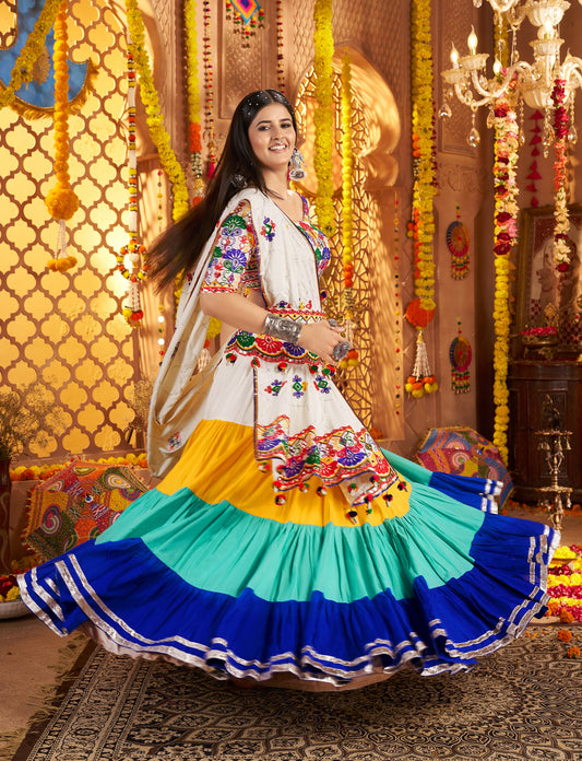 Lehenga spécial de Navratri blanc, jaune et bleu multicolore en viscose rayon avec ceinture brodée de miroirs