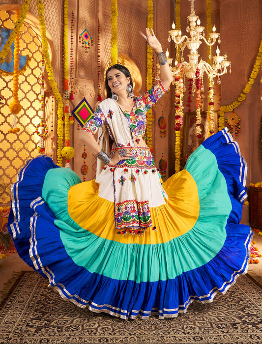 Lehenga spécial de Navratri blanc, jaune et bleu multicolore en viscose rayon avec ceinture brodée de miroirs