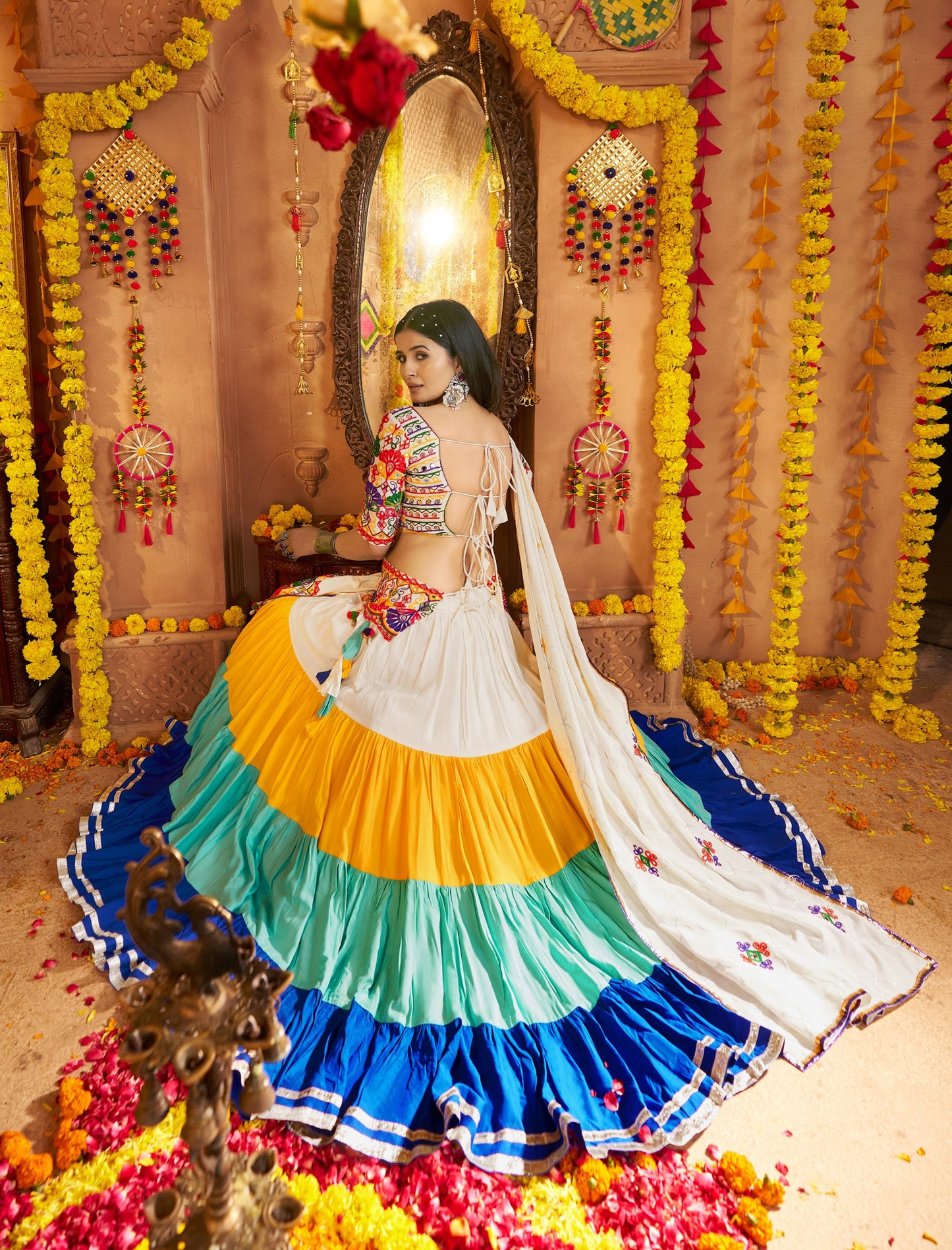 Lehenga spécial de Navratri blanc, jaune et bleu multicolore en viscose rayon avec ceinture brodée de miroirs