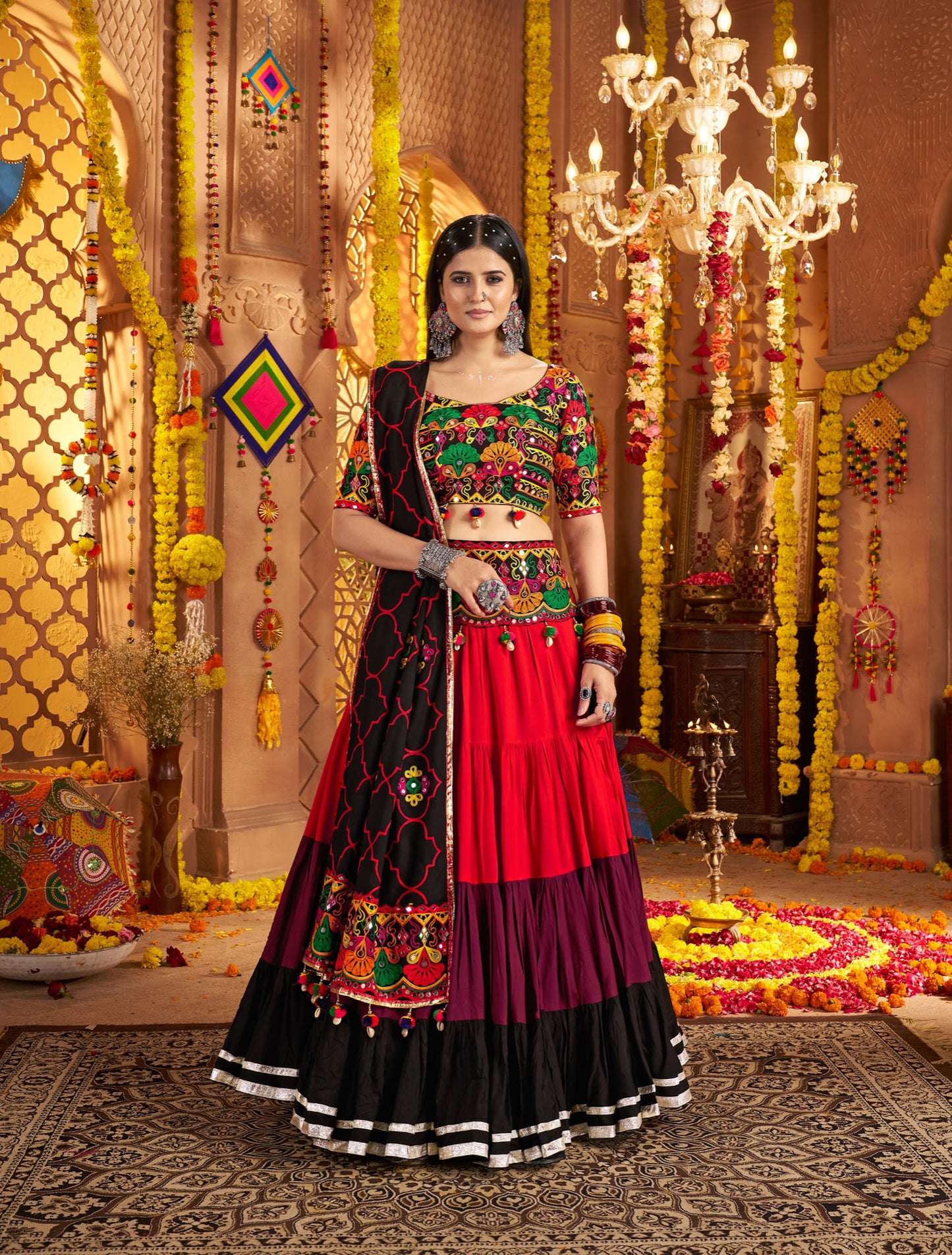 Lehenga spécial de Navratri noir et rouge multicolore en viscose rayon avec ceinture brodée de miroirs