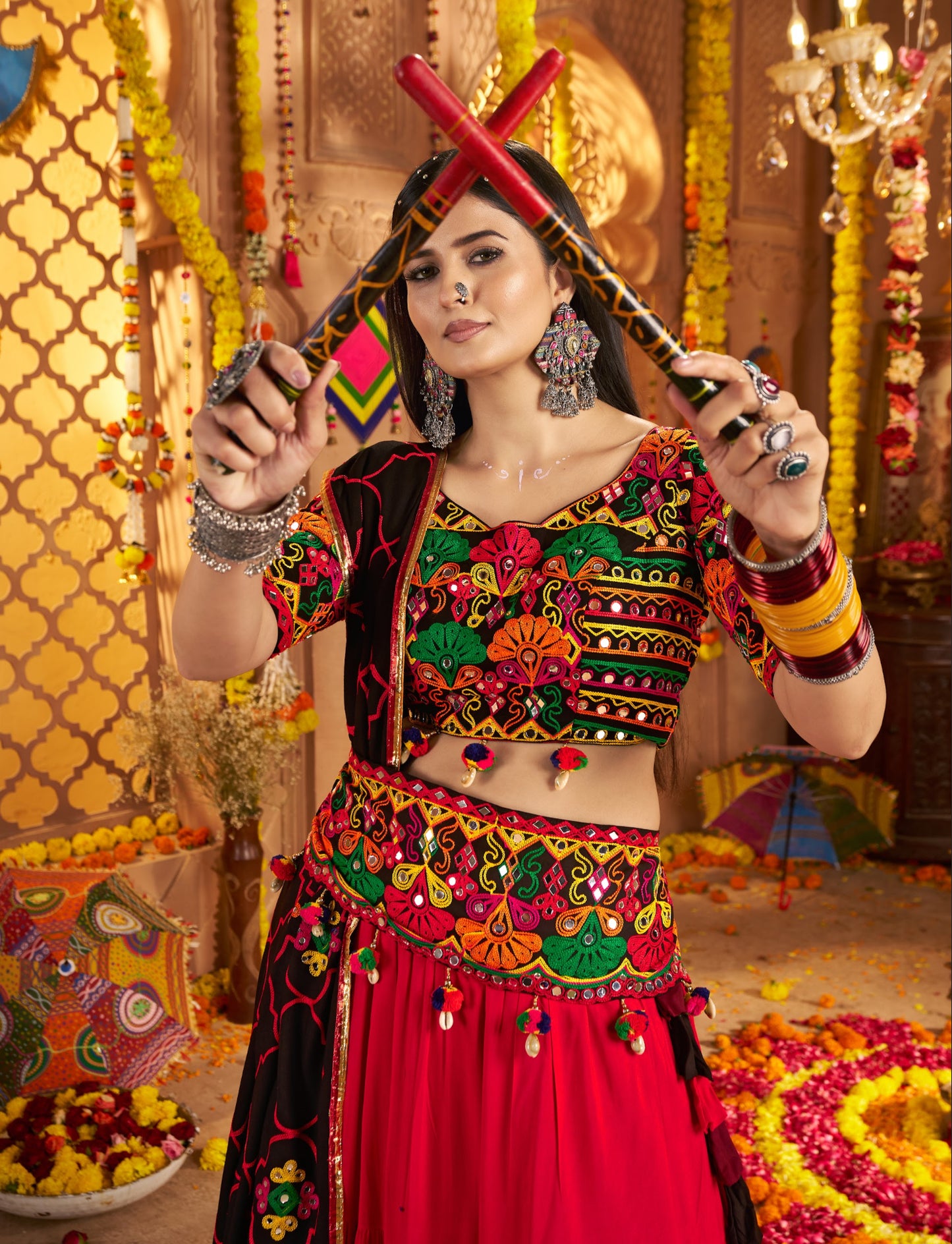 Lehenga spécial de Navratri noir et rouge multicolore en viscose rayon avec ceinture brodée de miroirs