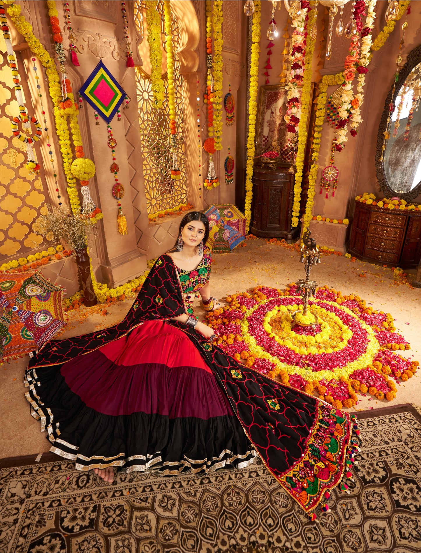 Lehenga spécial de Navratri noir et rouge multicolore en viscose rayon avec ceinture brodée de miroirs