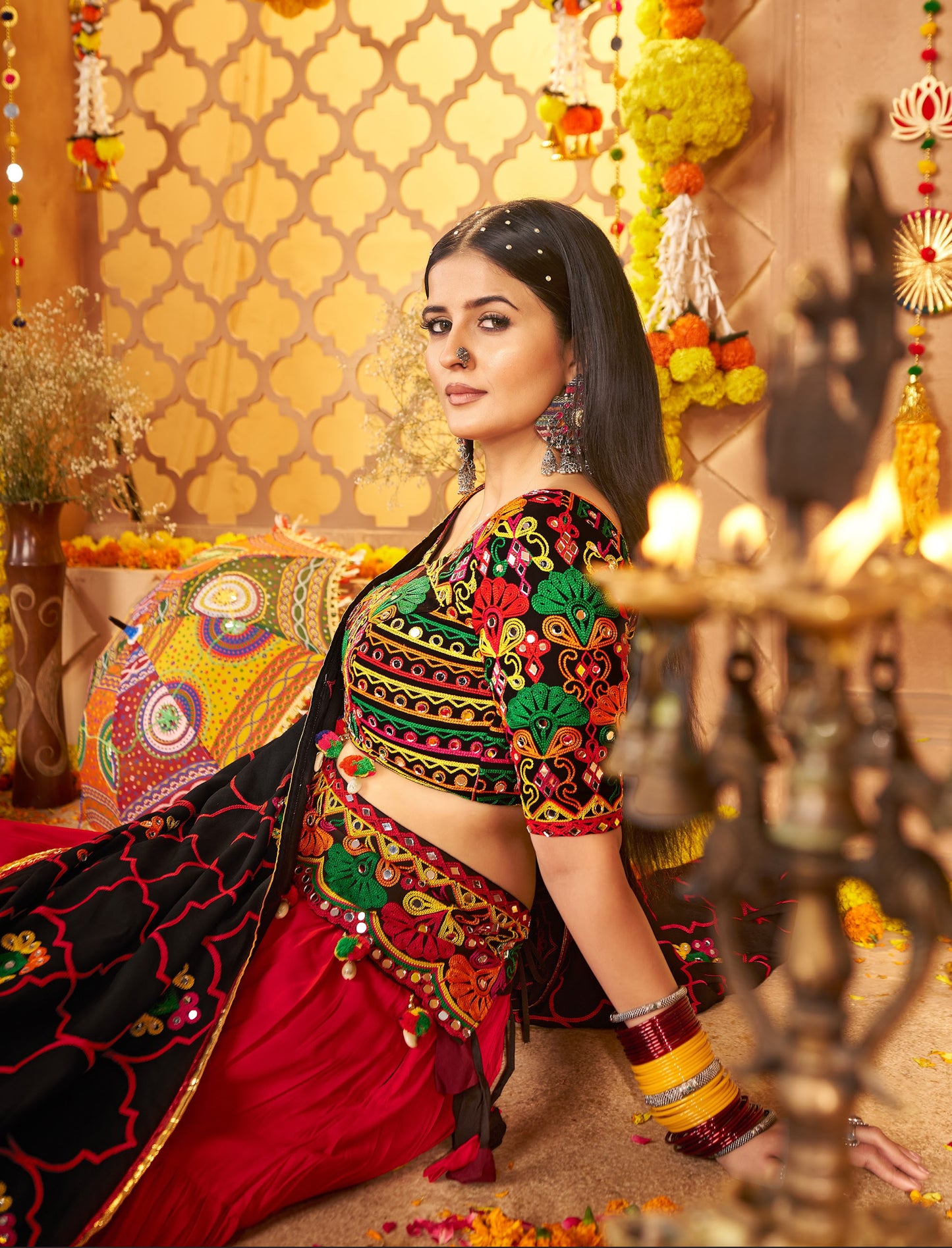 Lehenga spécial de Navratri noir et rouge multicolore en viscose rayon avec ceinture brodée de miroirs