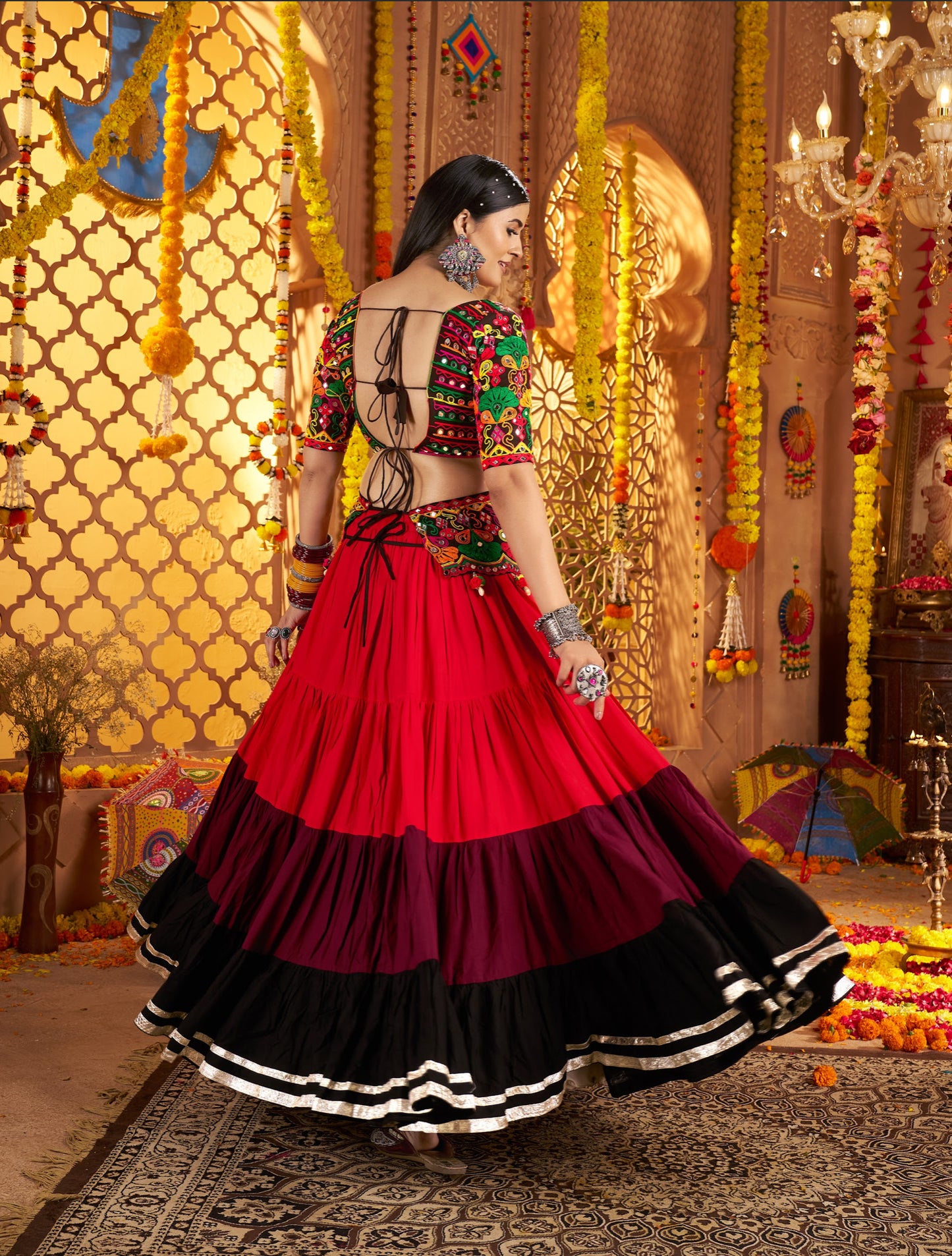 Lehenga spécial de Navratri noir et rouge multicolore en viscose rayon avec ceinture brodée de miroirs