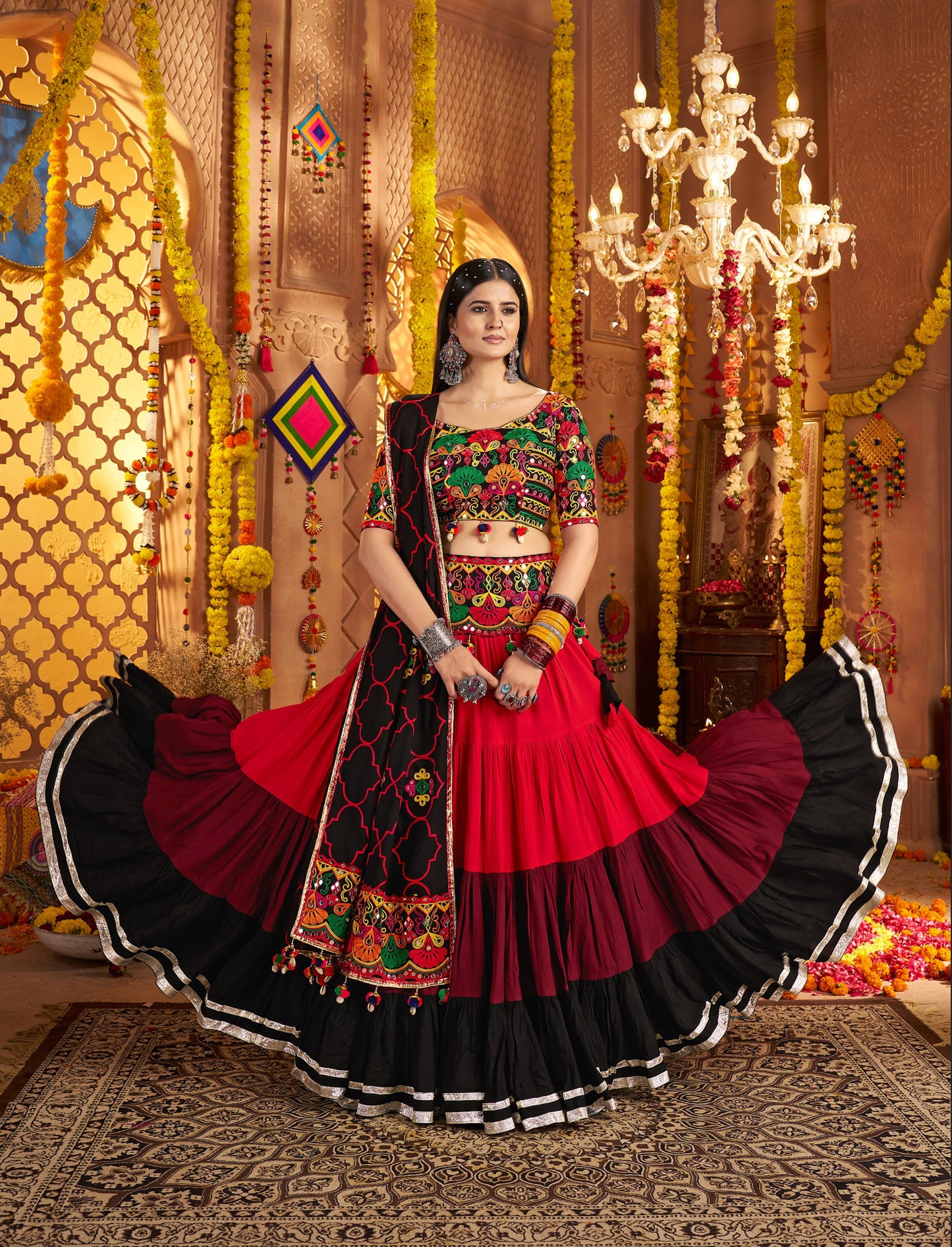 Lehenga spécial de Navratri noir et rouge multicolore en viscose rayon avec ceinture brodée de miroirs