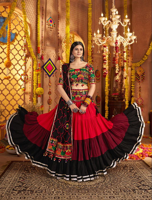 Lehenga spécial de Navratri noir et rouge multicolore en viscose rayon avec ceinture brodée de miroirs
