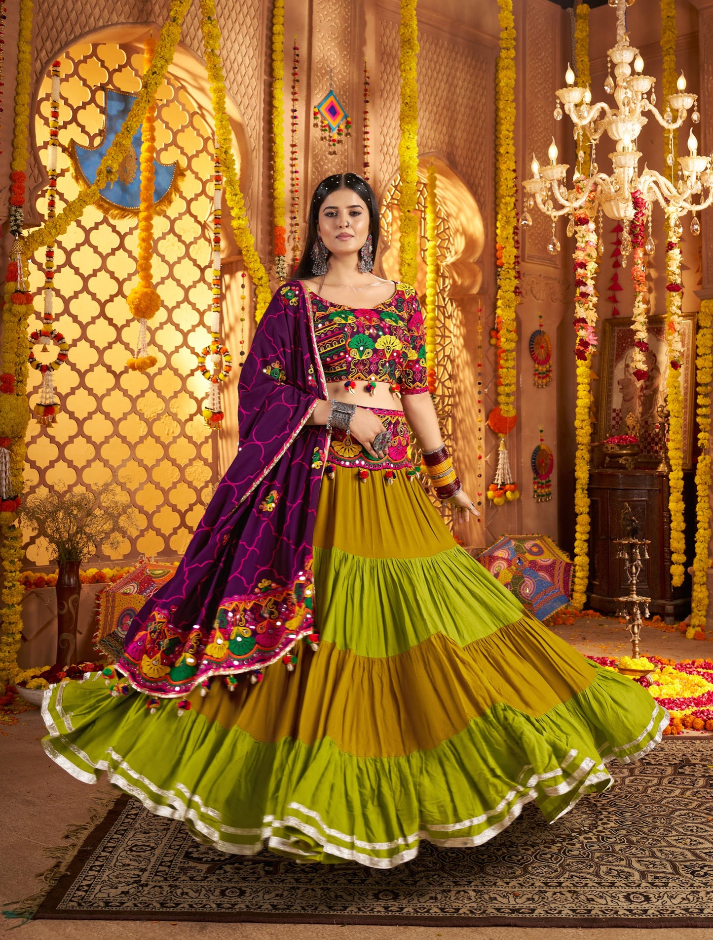 Lehenga spécial de Navratri violet prune et vert multicolore en viscose rayon avec ceinture brodée de miroirs