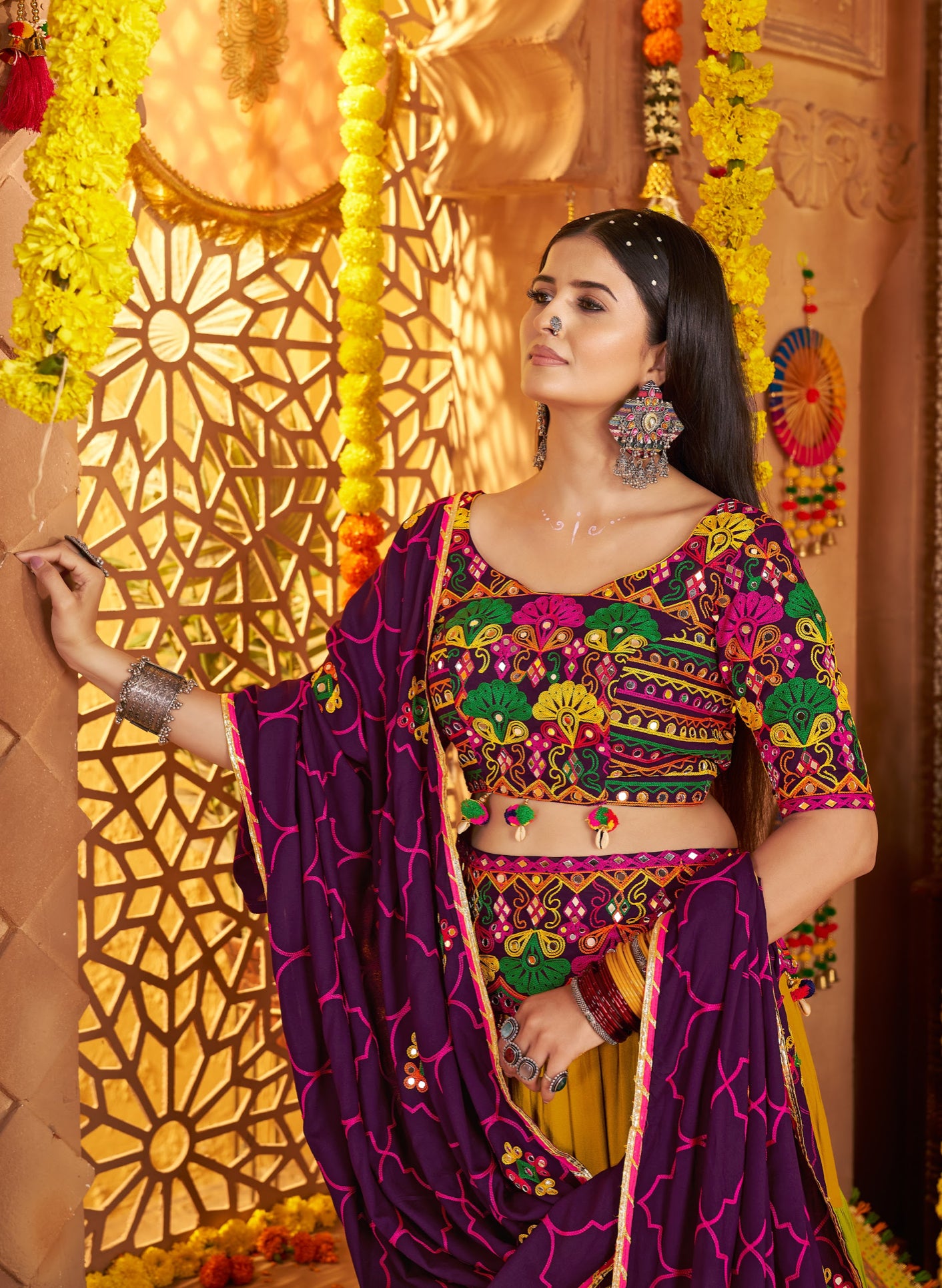Lehenga spécial de Navratri violet prune et vert multicolore en viscose rayon avec ceinture brodée de miroirs