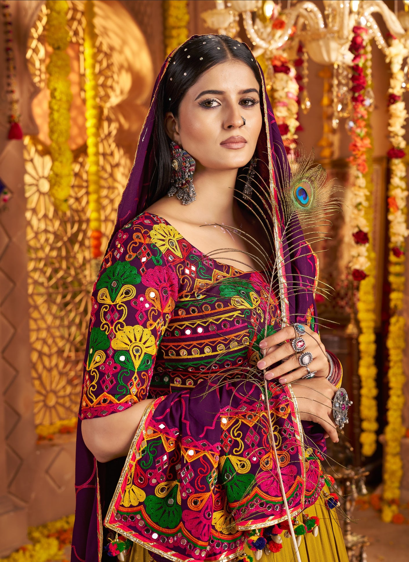 Lehenga spécial de Navratri violet prune et vert multicolore en viscose rayon avec ceinture brodée de miroirs