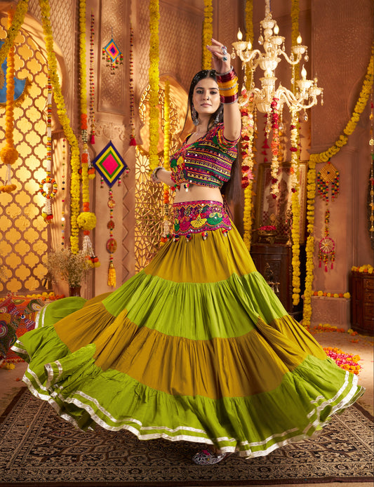 Lehenga spécial de Navratri violet prune et vert multicolore en viscose rayon avec ceinture brodée de miroirs