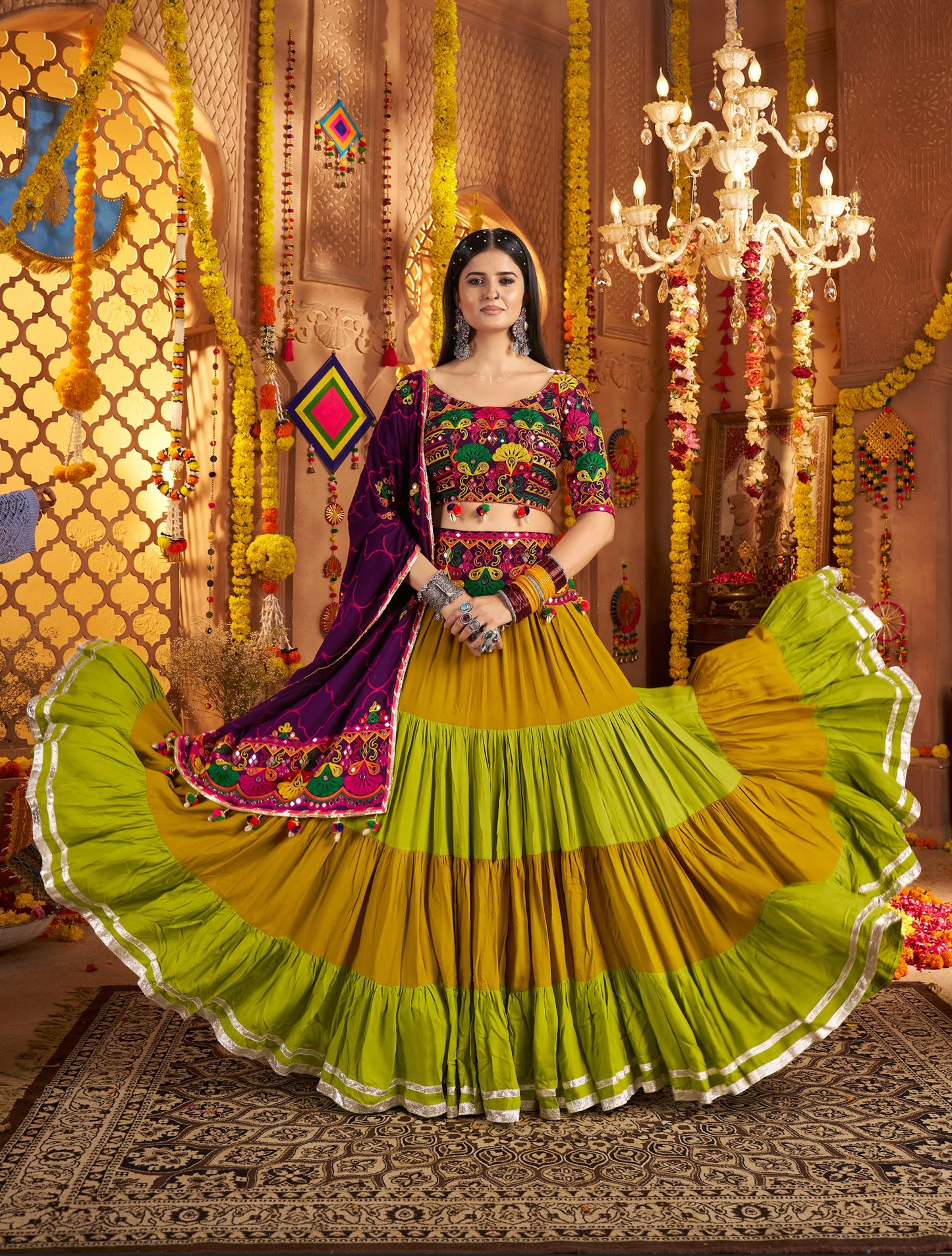 Lehenga spécial de Navratri violet prune et vert multicolore en viscose rayon avec ceinture brodée de miroirs