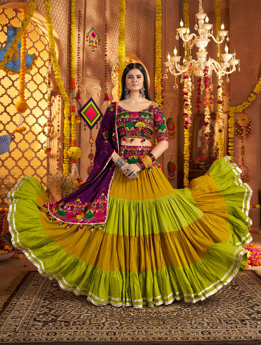 Lehenga spécial de Navratri violet prune et vert multicolore en viscose rayon avec ceinture brodée de miroirs