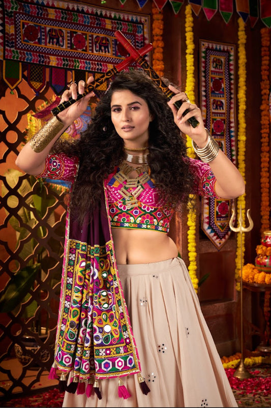 Lehenga de Navratri beige crème et violet rose en viscose coton et travail kutchi