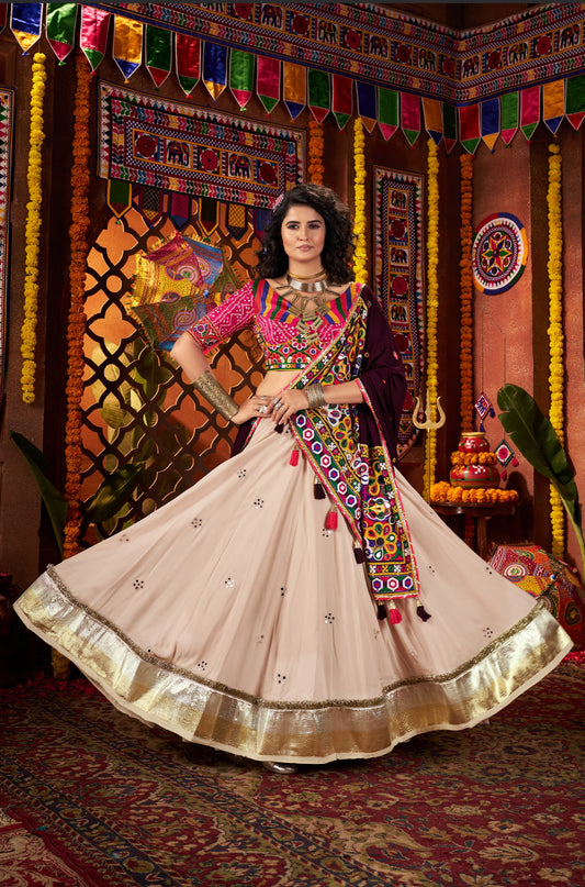 Lehenga de Navratri beige crème et violet rose en viscose coton et travail kutchi