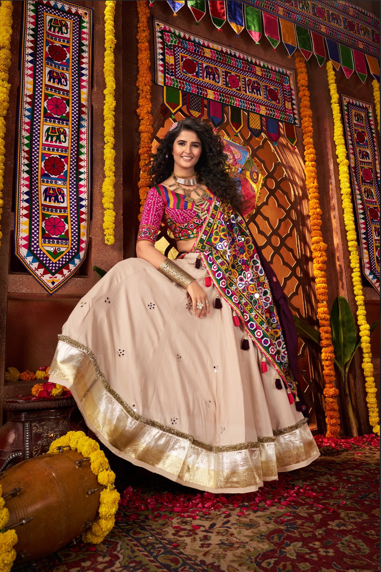 Lehenga de Navratri beige crème et violet rose en viscose coton et travail kutchi
