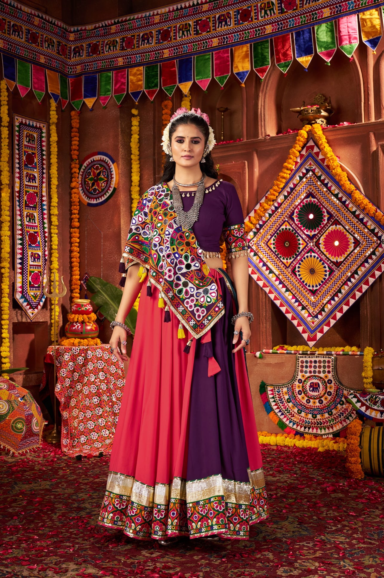 Lehenga de Navratri violet rose multicolore en viscose coton et travail kutchi