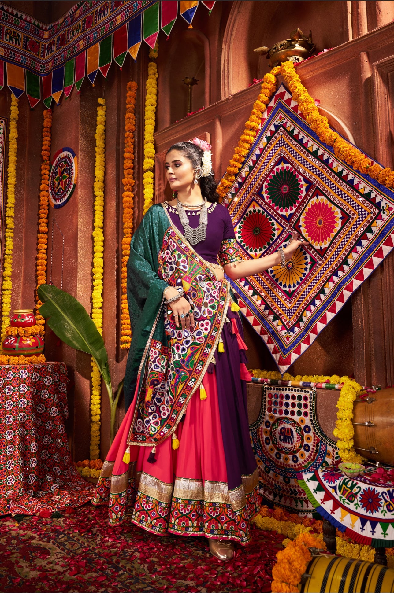 Lehenga de Navratri violet rose multicolore en viscose coton et travail kutchi