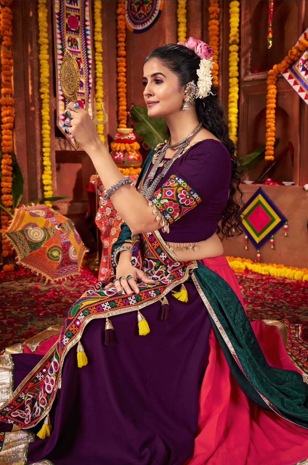 Lehenga de Navratri violet rose multicolore en viscose coton et travail kutchi