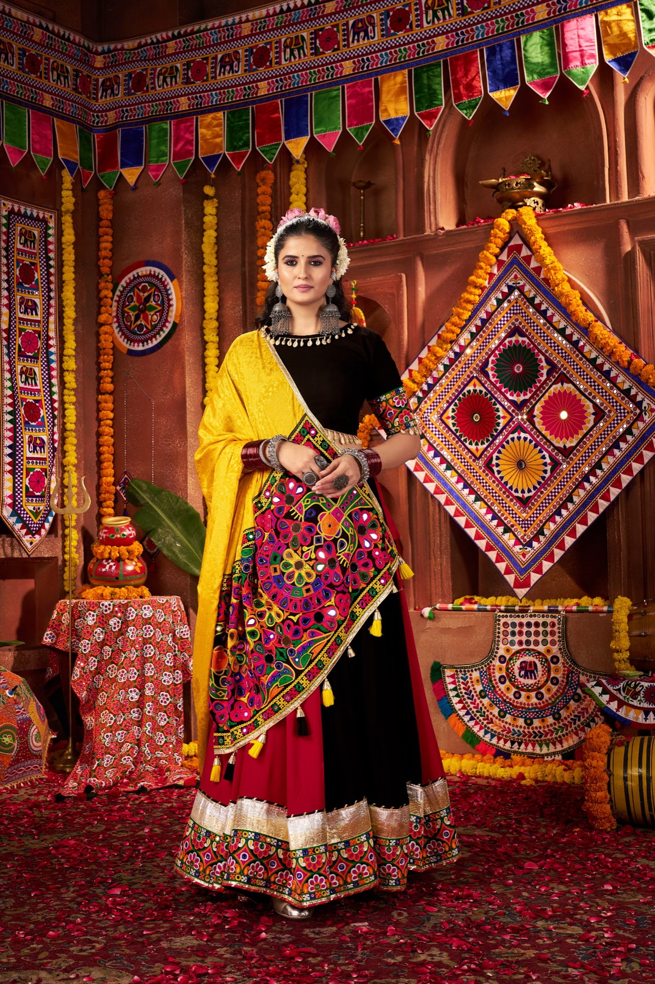 Lehenga de Navratri noir et jaune vibrant en viscose coton et travail kutchi