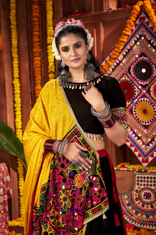 Lehenga de Navratri noir et jaune vibrant en viscose coton et travail kutchi