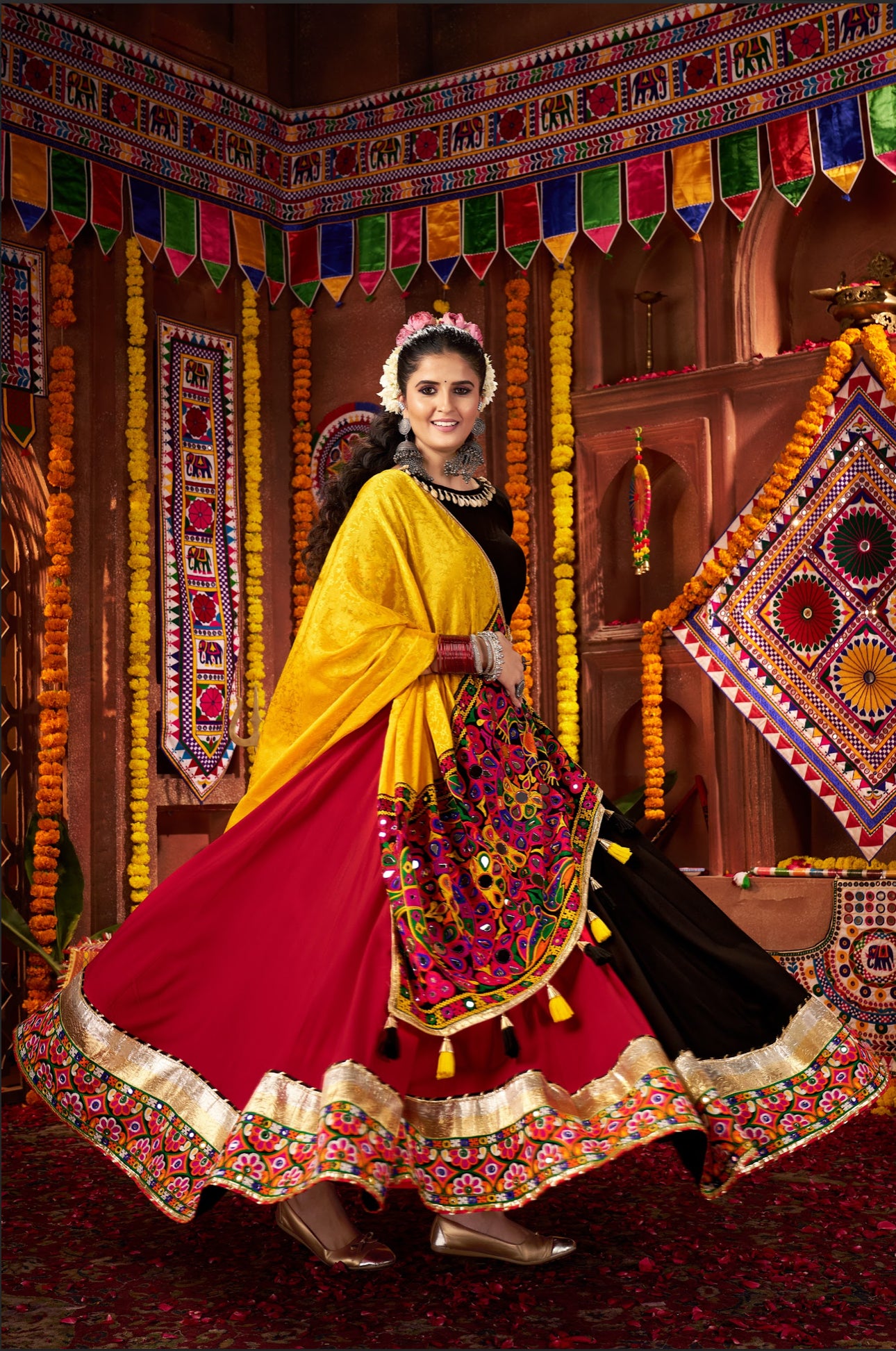 Lehenga de Navratri noir et jaune vibrant en viscose coton et travail kutchi