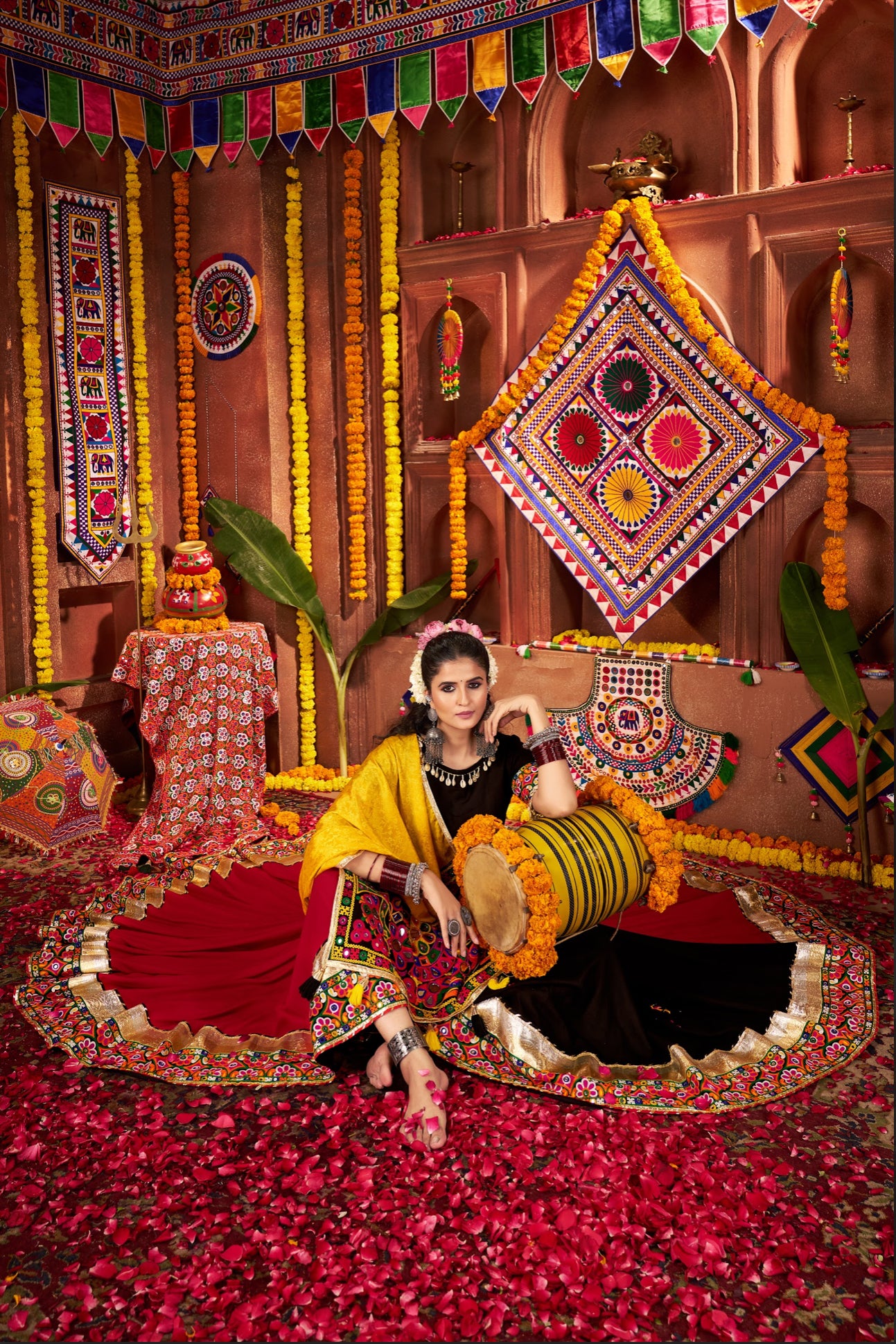 Lehenga de Navratri noir et jaune vibrant en viscose coton et travail kutchi