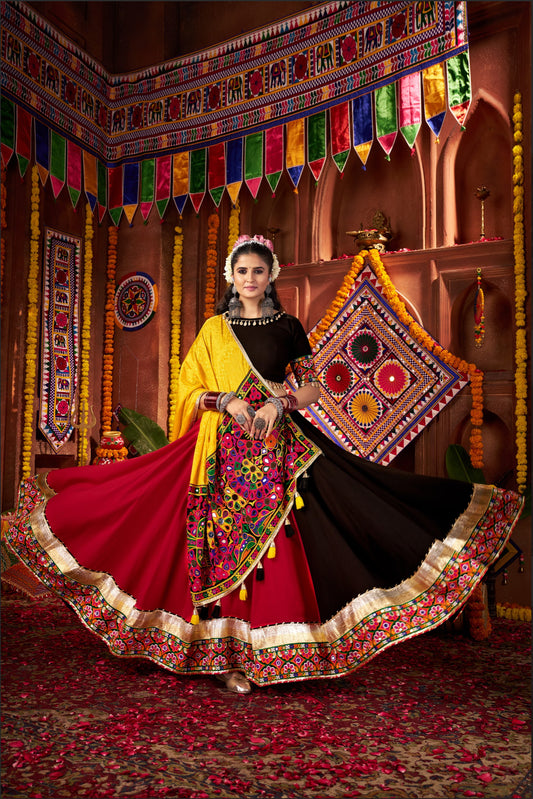 Lehenga de Navratri noir et jaune vibrant en viscose coton et travail kutchi