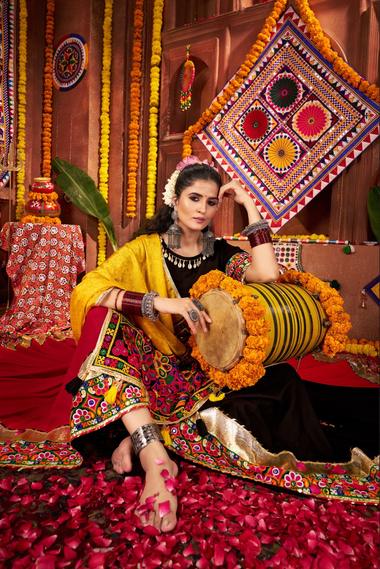 Lehenga de Navratri noir et jaune vibrant en viscose coton et travail kutchi