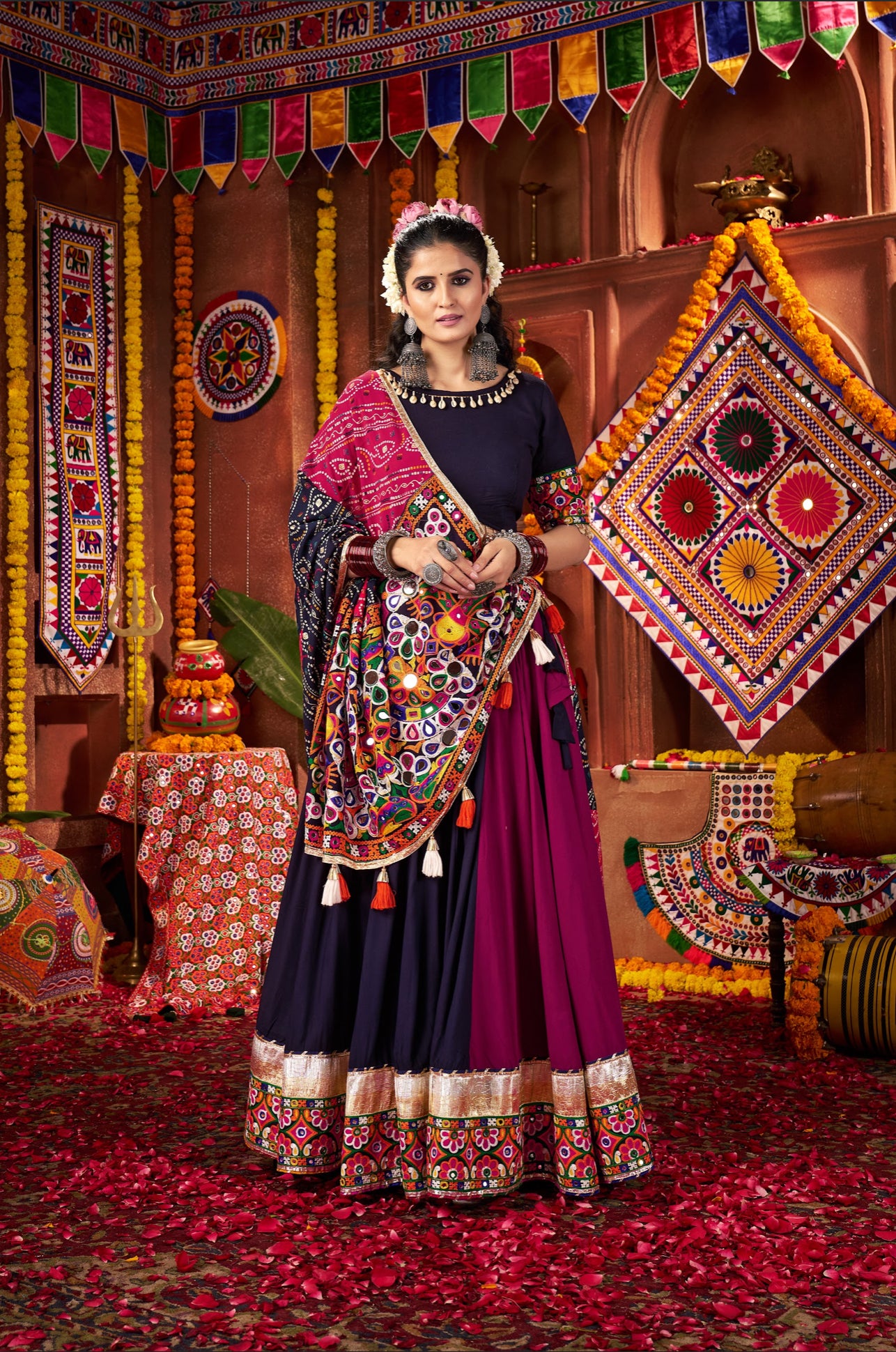 Lehenga de Navratri violet foncé et rose en viscose coton et travail kutchi