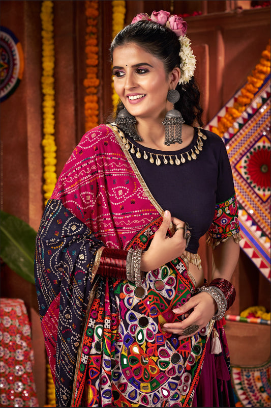 Lehenga de Navratri violet foncé et rose en viscose coton et travail kutchi