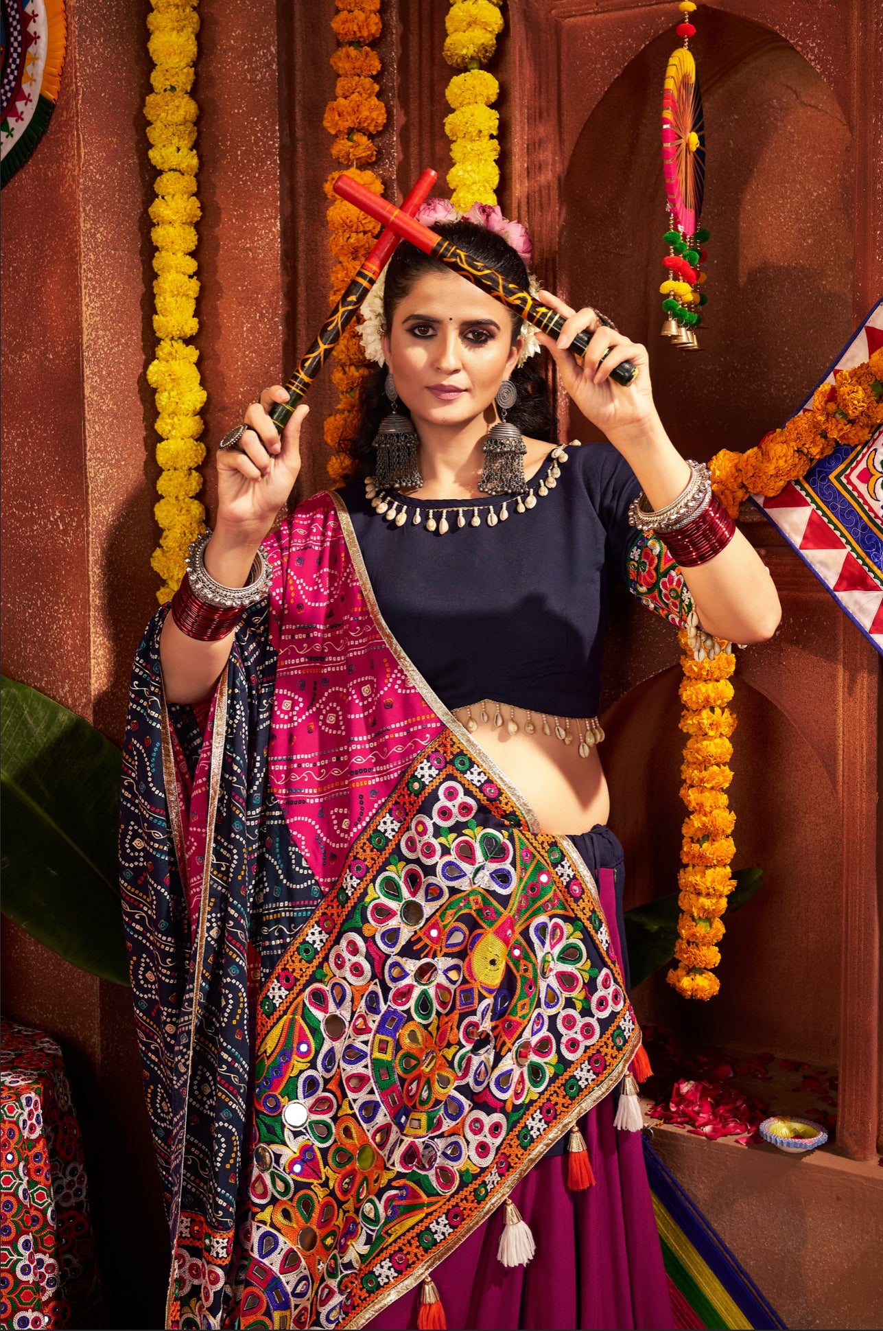 Lehenga de Navratri violet foncé et rose en viscose coton et travail kutchi