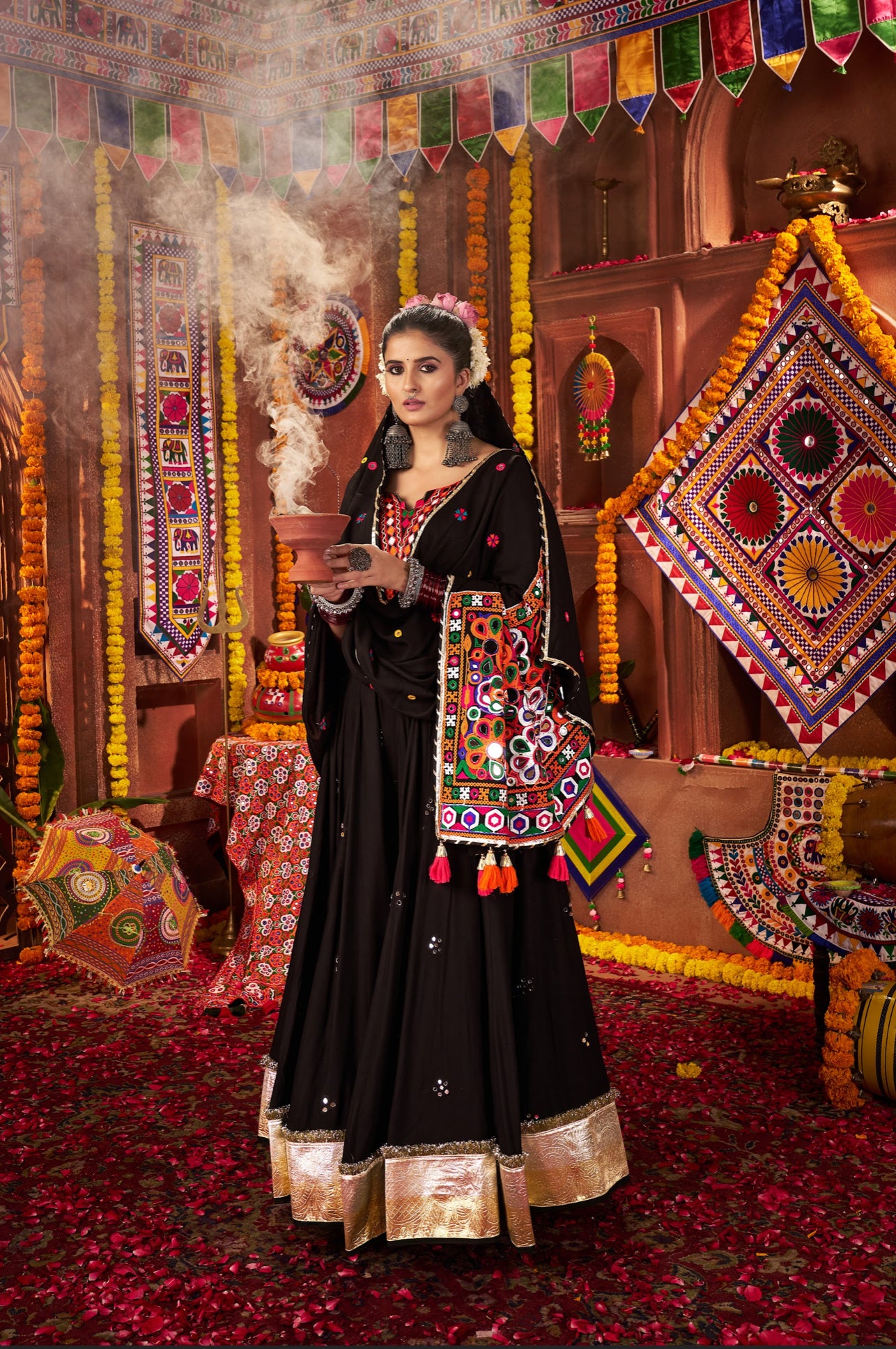 Lehenga de Navratri noir multicolore en viscose coton et travail kutchi
