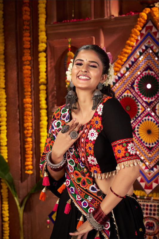 Lehenga de Navratri noir multicolore en viscose coton et travail kutchi